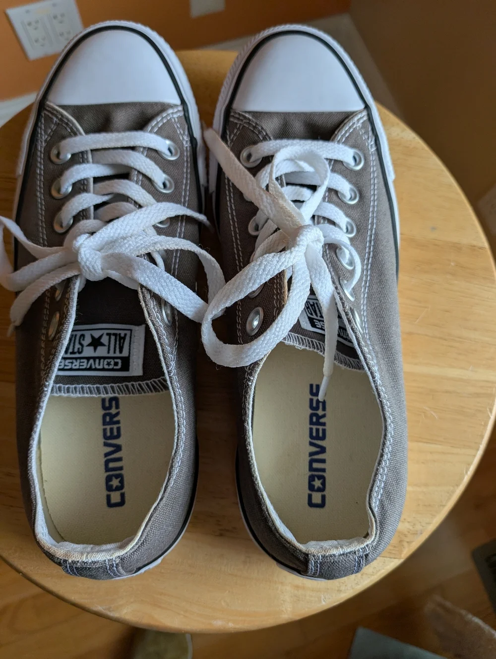 Converse Women’s Chuck Taylor Low Top Sneakers - Brown & White Size 8 - Picture 4 of 10